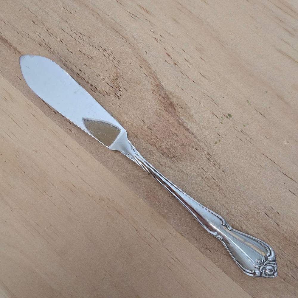 1831 Rogers Oneida Arbor Rose True‎ Rose Butter Knife Floral Handle Silverware